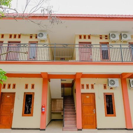 สปอต ออน 2826 ปันเดอร์มัน เรสซิเดนซ์ Hotel Blitar ภายนอก รูปภาพ