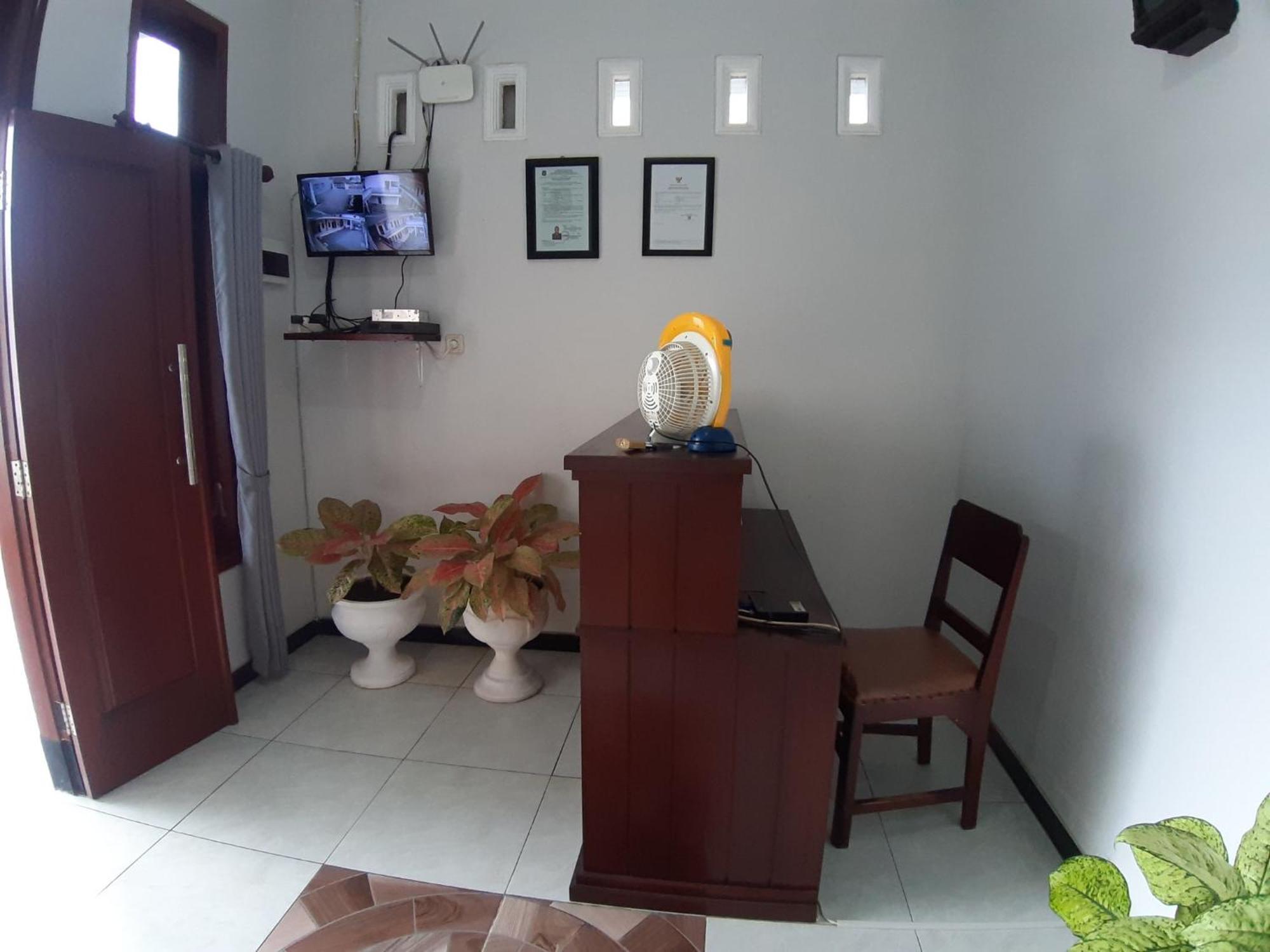 สปอต ออน 2826 ปันเดอร์มัน เรสซิเดนซ์ Hotel Blitar ภายนอก รูปภาพ