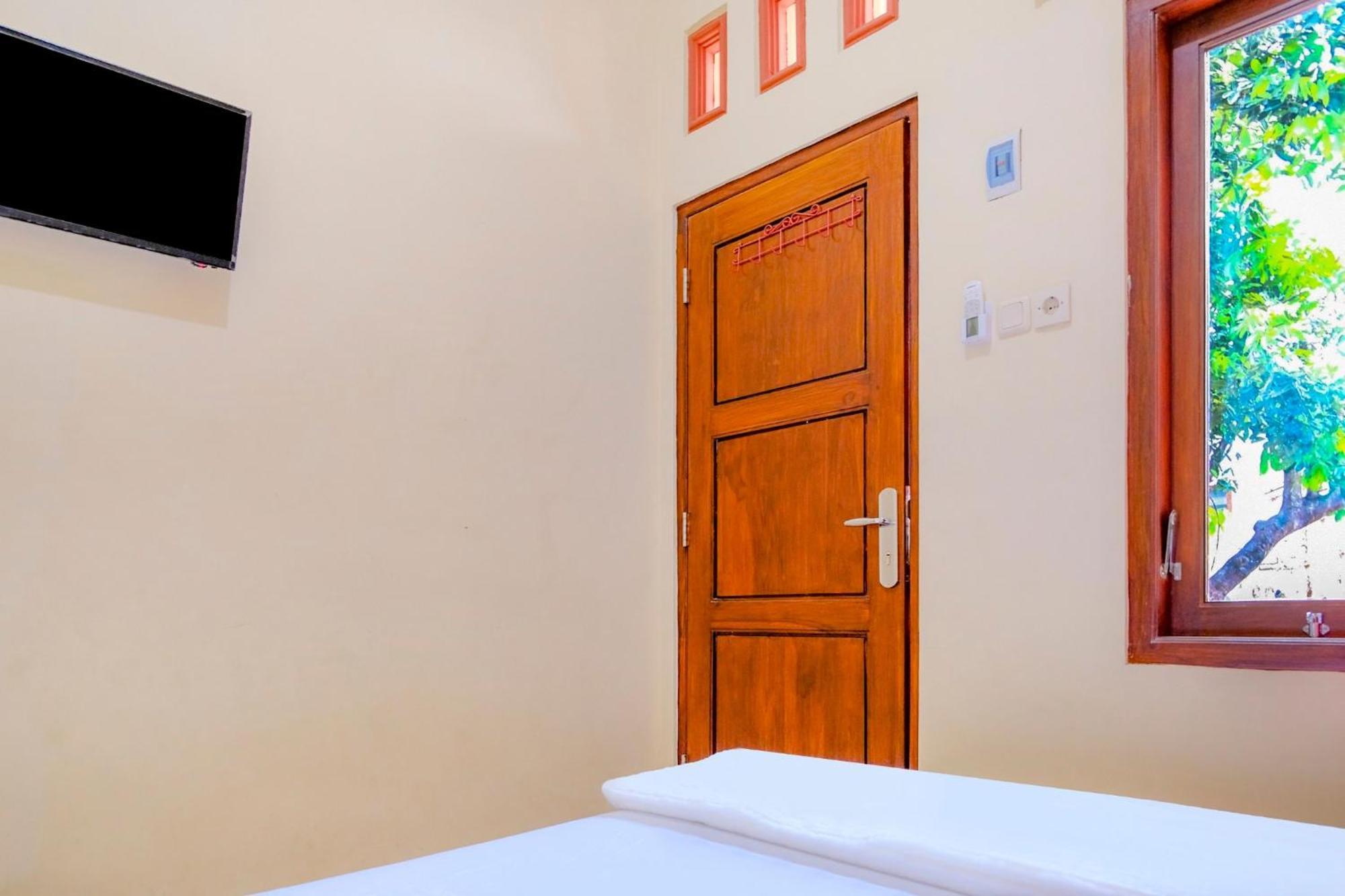 สปอต ออน 2826 ปันเดอร์มัน เรสซิเดนซ์ Hotel Blitar ภายนอก รูปภาพ