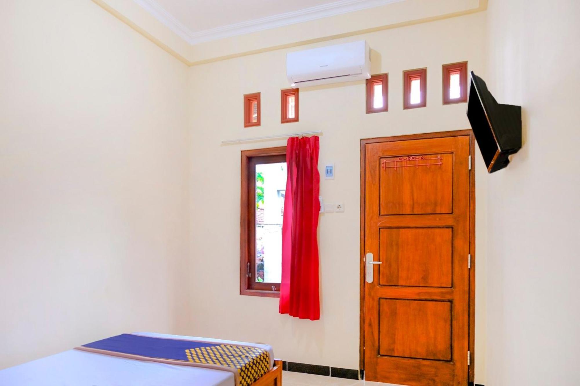 สปอต ออน 2826 ปันเดอร์มัน เรสซิเดนซ์ Hotel Blitar ภายนอก รูปภาพ