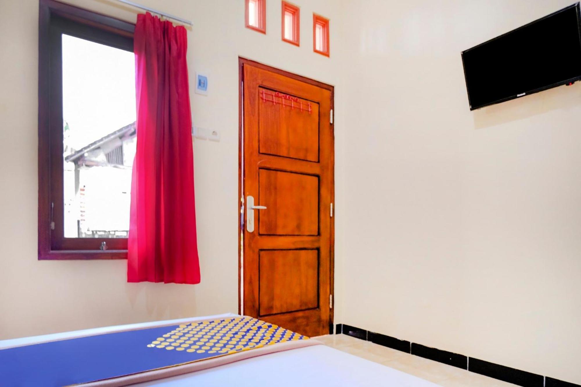 สปอต ออน 2826 ปันเดอร์มัน เรสซิเดนซ์ Hotel Blitar ภายนอก รูปภาพ