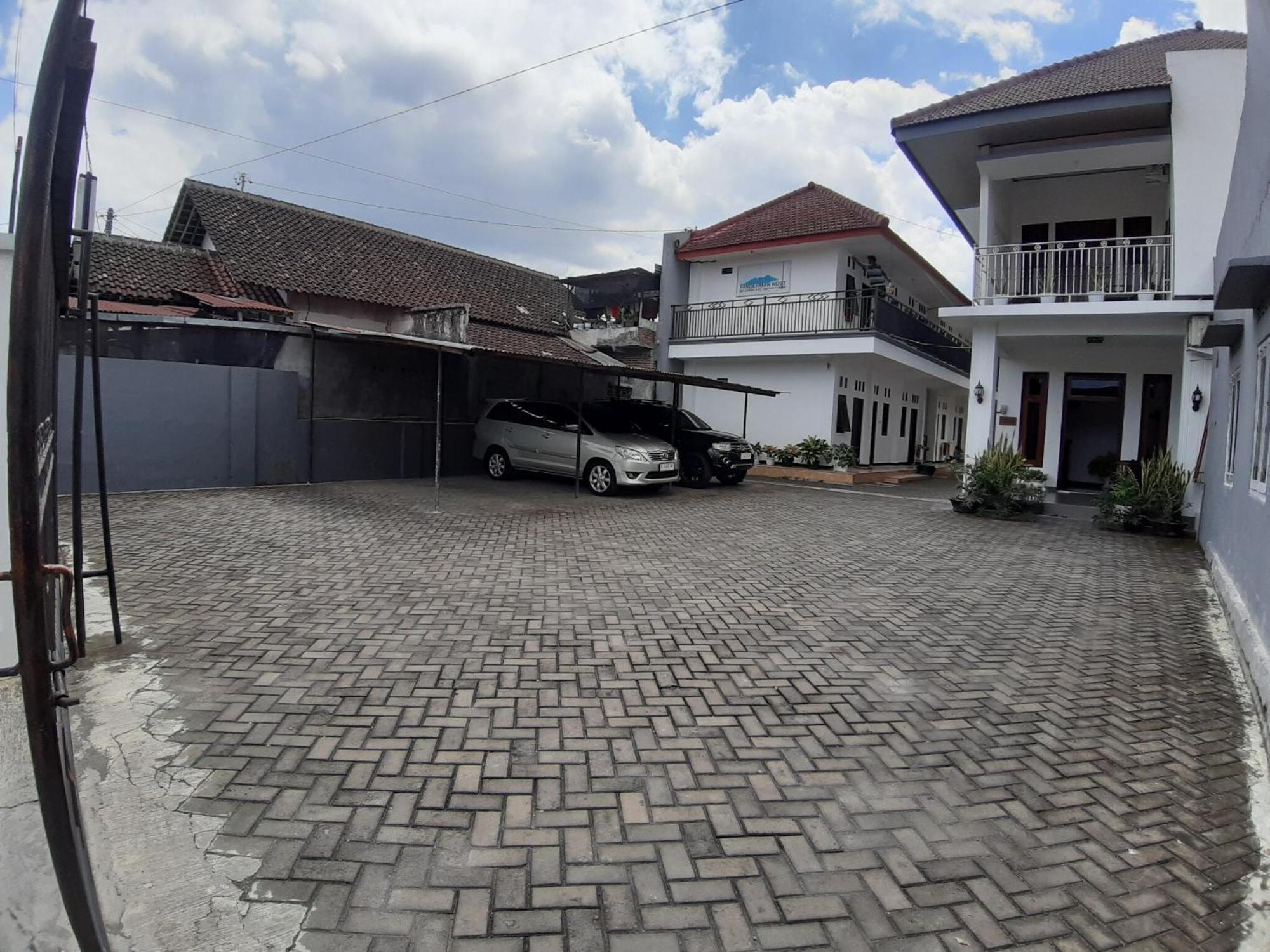 สปอต ออน 2826 ปันเดอร์มัน เรสซิเดนซ์ Hotel Blitar ภายนอก รูปภาพ