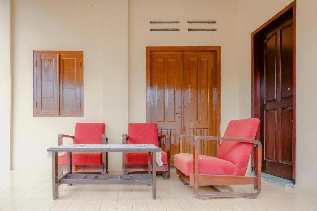 สปอต ออน 2826 ปันเดอร์มัน เรสซิเดนซ์ Hotel Blitar ภายนอก รูปภาพ