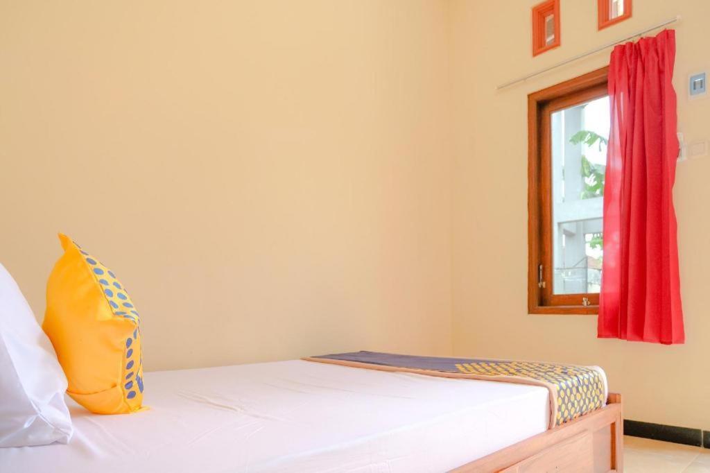 สปอต ออน 2826 ปันเดอร์มัน เรสซิเดนซ์ Hotel Blitar ภายนอก รูปภาพ
