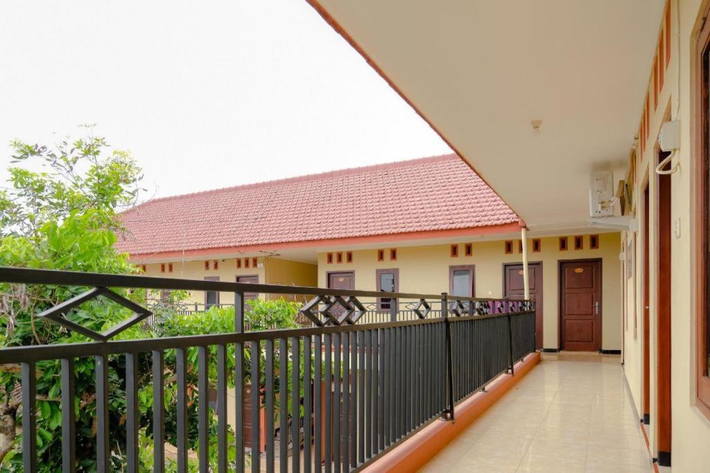 สปอต ออน 2826 ปันเดอร์มัน เรสซิเดนซ์ Hotel Blitar ภายนอก รูปภาพ