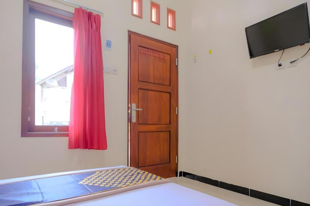 สปอต ออน 2826 ปันเดอร์มัน เรสซิเดนซ์ Hotel Blitar ภายนอก รูปภาพ
