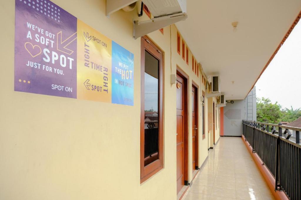 สปอต ออน 2826 ปันเดอร์มัน เรสซิเดนซ์ Hotel Blitar ภายนอก รูปภาพ