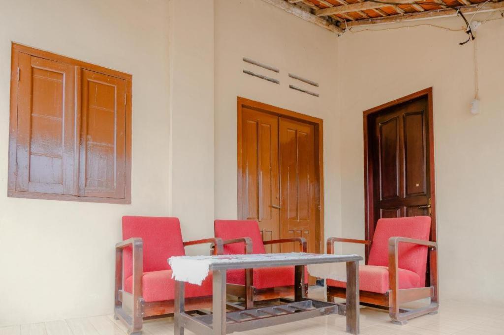 สปอต ออน 2826 ปันเดอร์มัน เรสซิเดนซ์ Hotel Blitar ภายนอก รูปภาพ