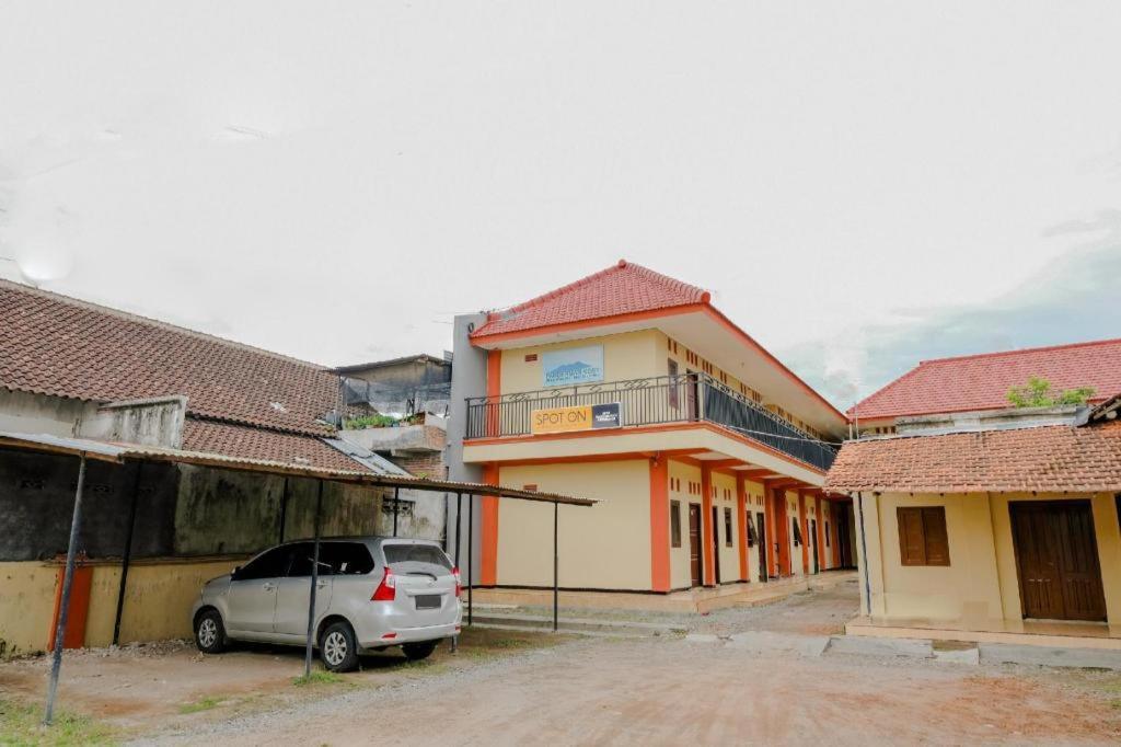 สปอต ออน 2826 ปันเดอร์มัน เรสซิเดนซ์ Hotel Blitar ภายนอก รูปภาพ