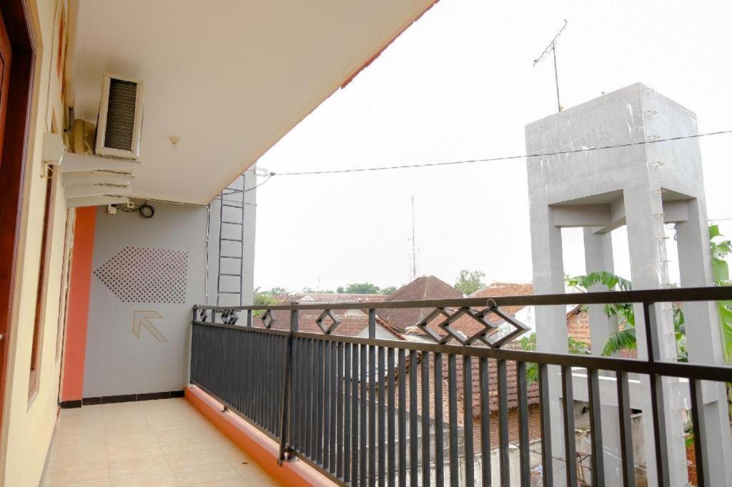 สปอต ออน 2826 ปันเดอร์มัน เรสซิเดนซ์ Hotel Blitar ภายนอก รูปภาพ